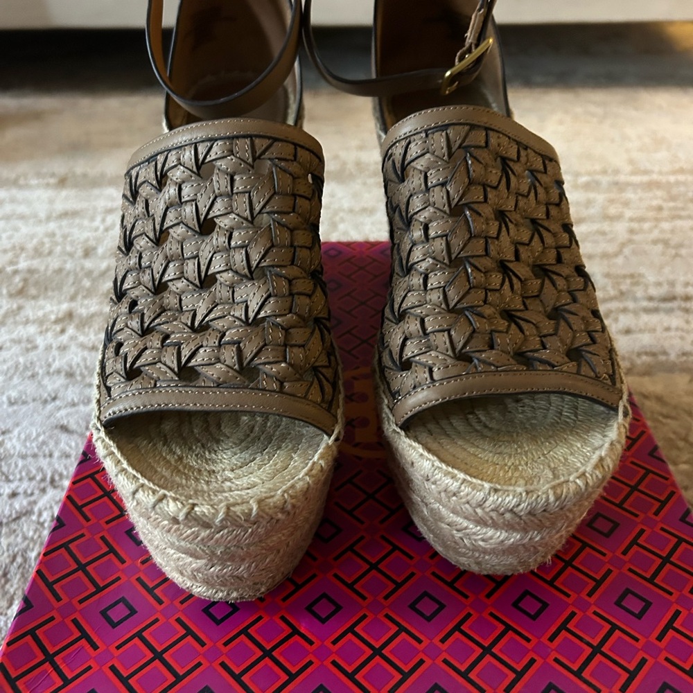 Tory Burch Basketweave Espadrille Wedge/ smooth cachets leather upper. Sz 7